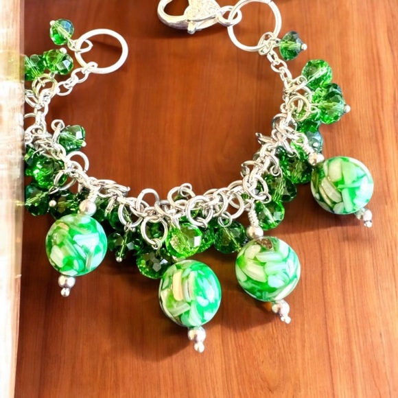 Green glass and swarovski crystal charm bracelet. Recycled green bottle glass. - Picture 5 of 16